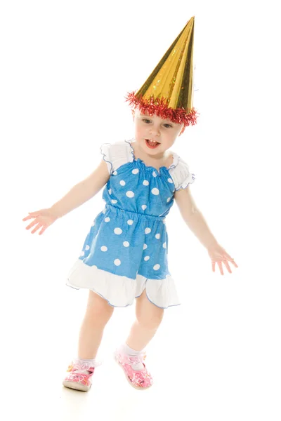Маленькая девочка в шляпе танцует — стоковое фото