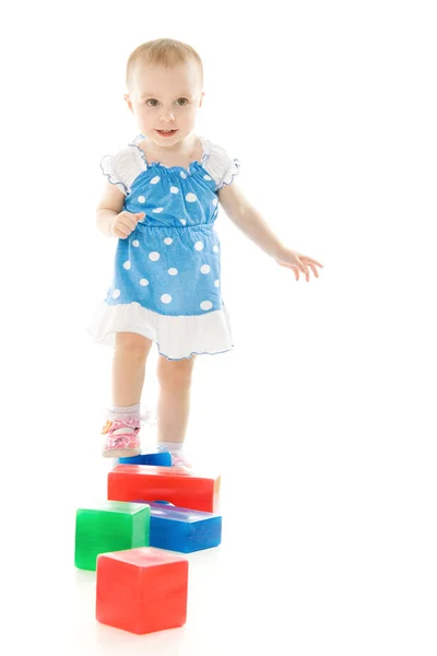 Dítě hraje s barevnými bloky — Stock fotografie