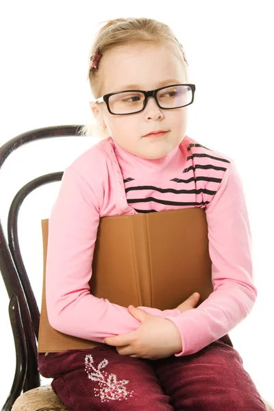 Dziewczynka w okularach z książki — Zdjęcie stockowe