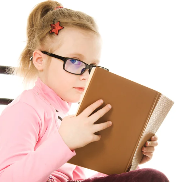 A kislány egy könyvet szemüveg — Stock Fotó