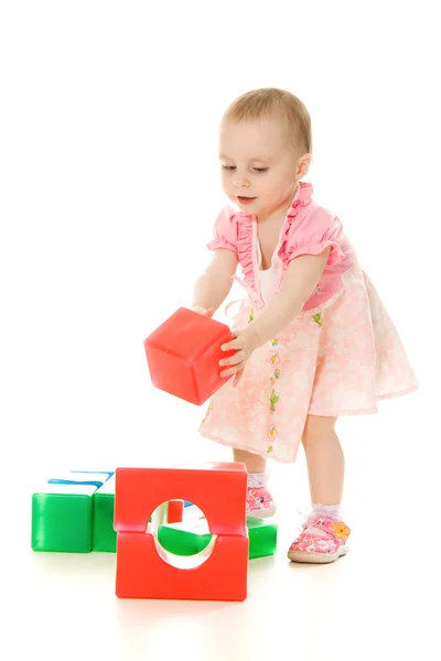 Дитина грає з барвистими блоками — стокове фото