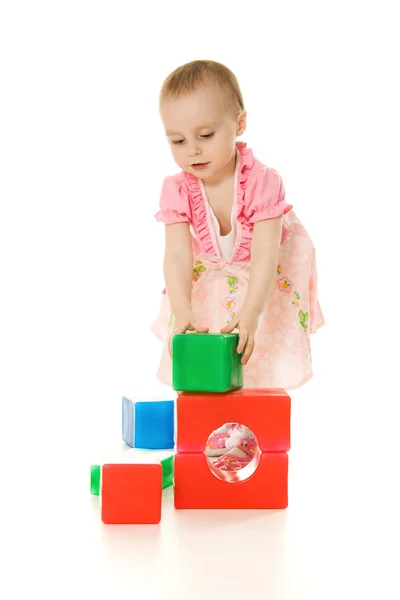 Младенец, играющий с опасными блоками — стоковое фото