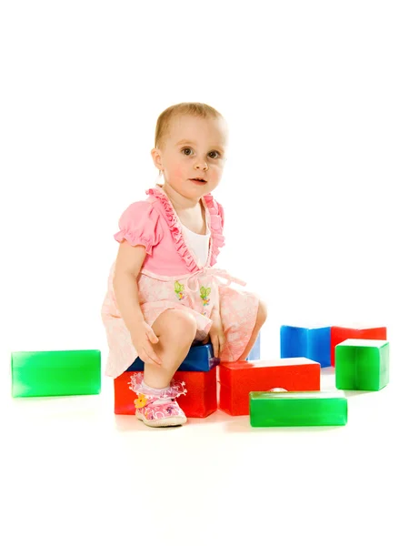 Baby spielt mit bunten Klötzen — Stockfoto