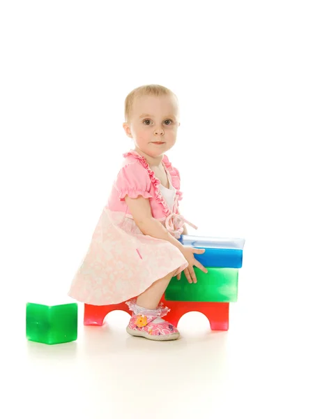 Μωρό που παίζει με τα πολύχρωμα μπλοκ — Φωτογραφία Αρχείου