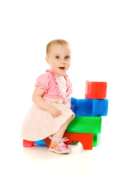 Baby spielt mit bunten Klötzen — Stockfoto