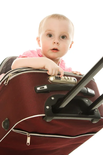 Mooie baby in geïsoleerde koffer — Stockfoto