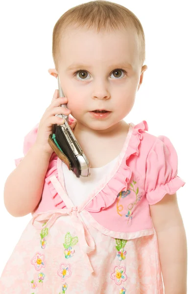 Κοριτσάκι, μιλώντας στο τηλέφωνο σε ένα ροζ φόρεμα — Φωτογραφία Αρχείου