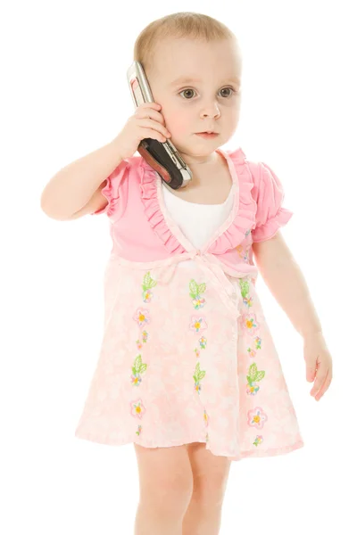 Девочка разговаривает по телефону в розовом платье — стоковое фото
