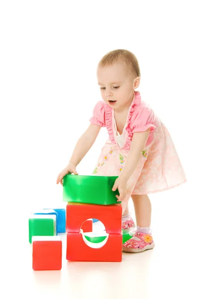 Barnet leker med färgglada kvarter — Stockfoto
