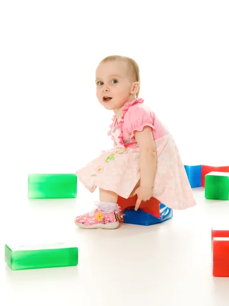 Baby spielt mit bunten Klötzen — Stockfoto