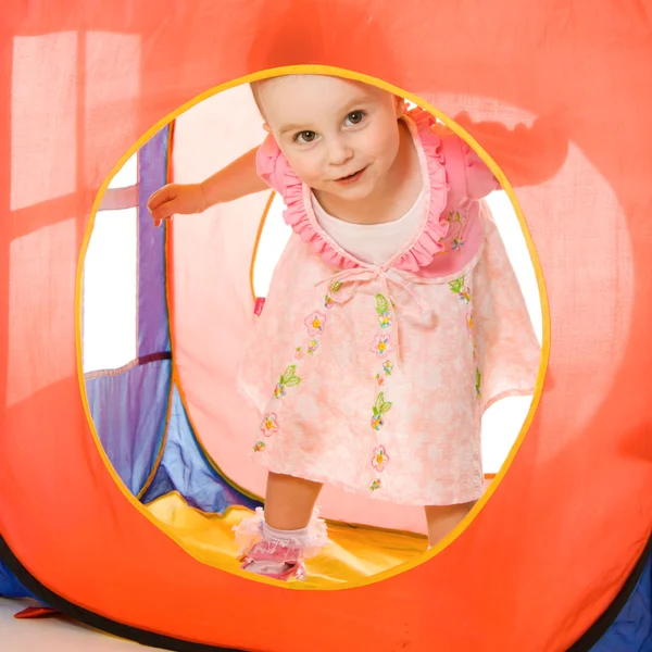 Kid looks out the window tent — Stock Photo, Image