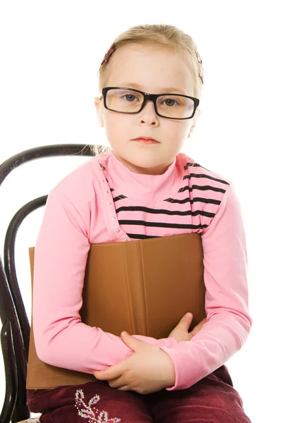 La niña en gafas con un libro —  Fotos de Stock