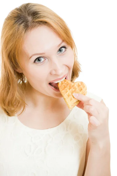 Mujer comiendo galletas en forma de corazón . —  Fotos de Stock