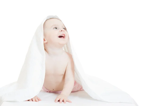 Счастливый ребенок под игрушкой на белом фоне . — стоковое фото