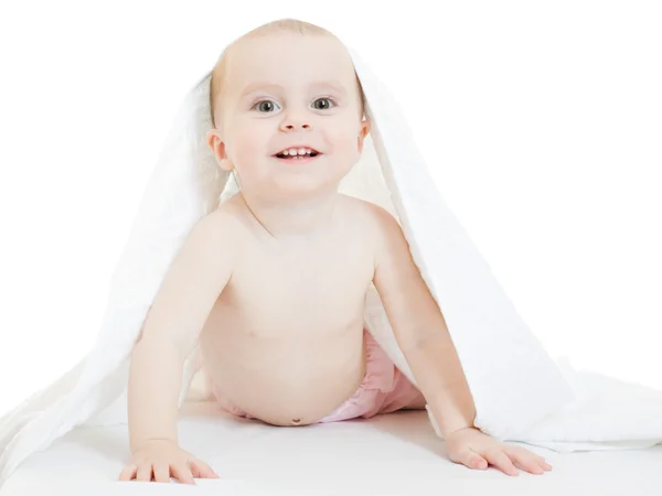 Ευτυχισμένο μωρό κάτω από μια πετσέτα σε λευκό φόντο. — Φωτογραφία Αρχείου