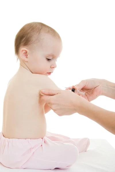 El médico hace una vacunación del bebé sobre un fondo blanco. — Foto de Stock