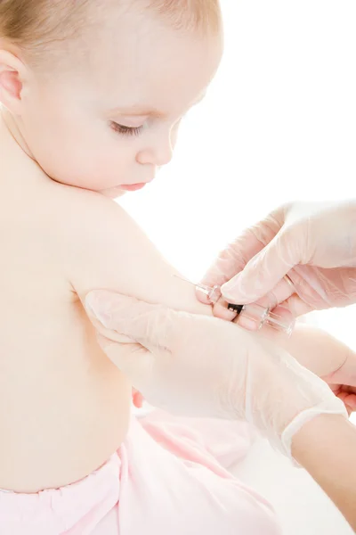 O médico faz uma vacinação do bebê em um fundo branco. — Fotografia de Stock