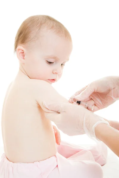 Le médecin fait une vaccination du bébé sur un fond blanc. — Photo