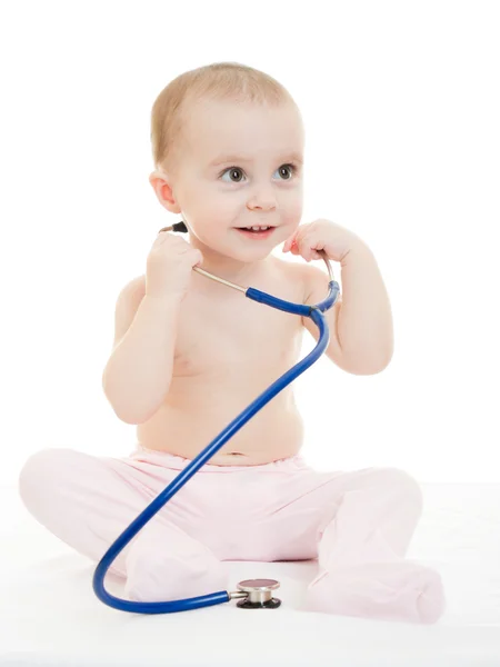 Szczęśliwe dziecko z stetoskop na białym tle. — Zdjęcie stockowe