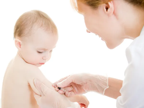 O médico faz uma vacinação do bebê em um fundo branco. — Fotografia de Stock