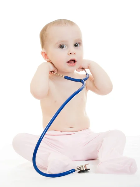 Bambino felice con stetoscopio su sfondo bianco . — Foto Stock