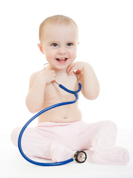 Bebê feliz com estetoscópio no fundo branco . — Fotografia de Stock