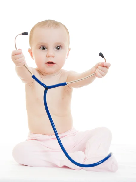 Happy baby med stetoskop på vit bakgrund. — Stockfoto