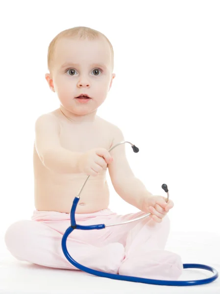 Szczęśliwe dziecko z stetoskop na białym tle. — Zdjęcie stockowe