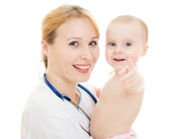 Médico sosteniendo a un bebé en sus brazos sobre un fondo blanco . — Foto de Stock