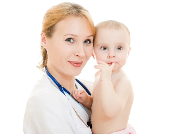 Docteur tenant un bébé dans ses bras sur un fond blanc . — Photo
