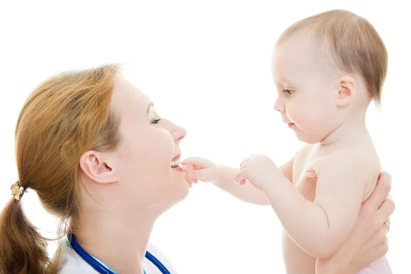 Ärztin mit Baby im Arm auf weißem Hintergrund. — Stockfoto