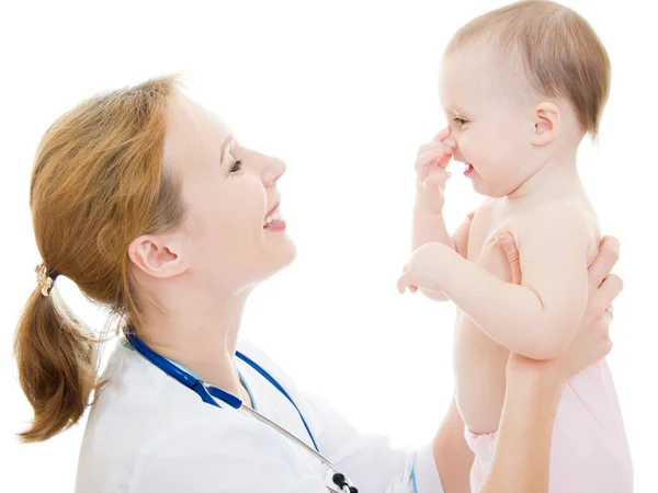 Médico segurando um bebê em seus braços em um fundo branco . — Fotografia de Stock