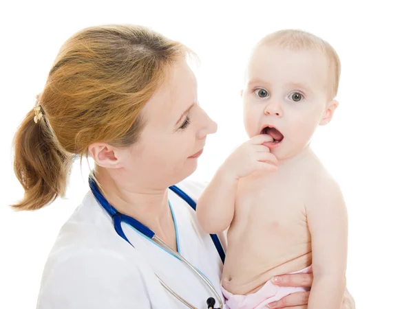 Beyaz zemin üzerinde kucağında bir bebek tutan doktor. — Stok fotoğraf