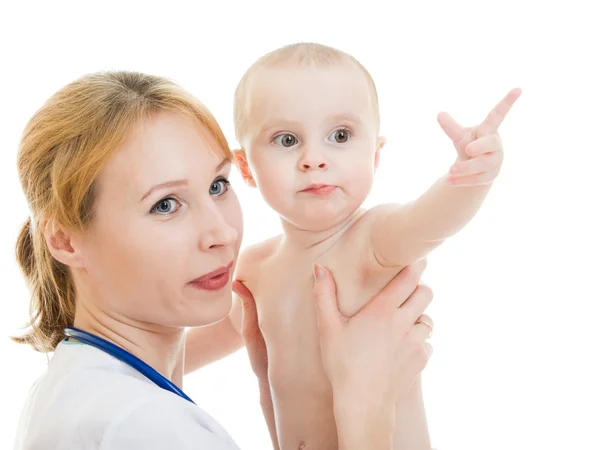 Γιατρός κρατώντας ένα μωρό στην αγκαλιά της, σε λευκό φόντο. — Φωτογραφία Αρχείου