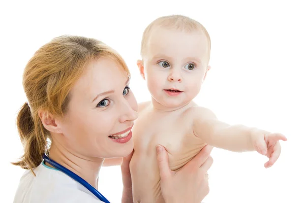 Médico sosteniendo a un bebé en sus brazos sobre un fondo blanco . —  Fotos de Stock