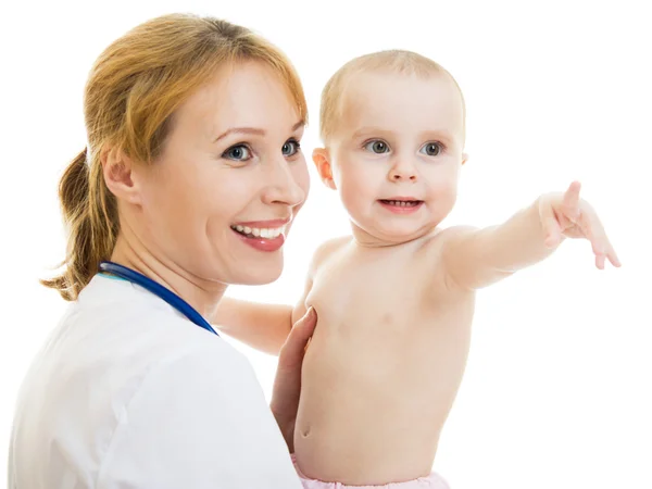 Доктор держит ребенка на руках на белом фоне . — стоковое фото