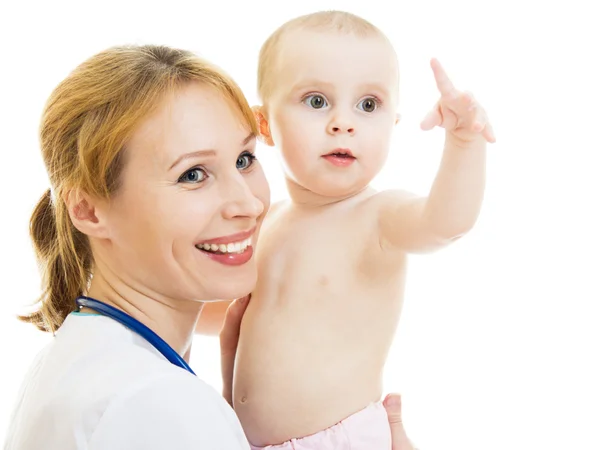 Dottore che tiene un bambino tra le braccia su uno sfondo bianco . — Foto Stock