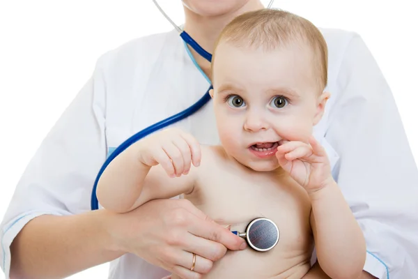 Läkare som innehar en baby i famnen på en vit bakgrund. — Stockfoto