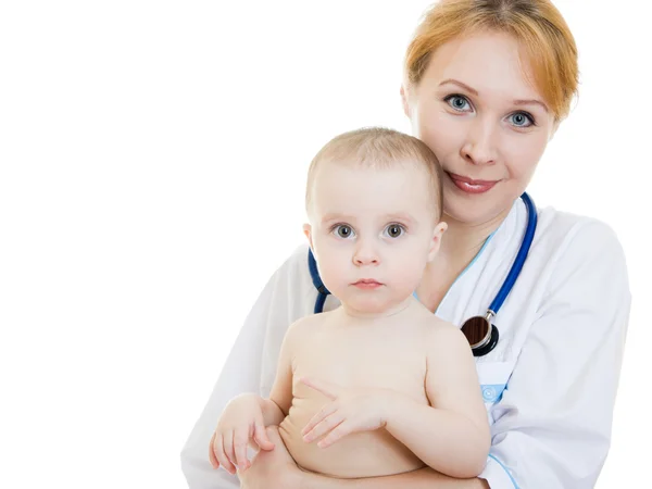 Médico sosteniendo a un bebé en sus brazos sobre un fondo blanco . — Foto de Stock