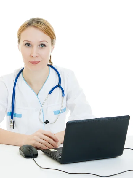 En kvinna läkare konsult med en laptop på en vit bakgrund. — Stockfoto