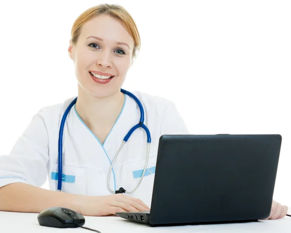 Une femme médecin consultant avec un ordinateur portable sur fond blanc . — Photo