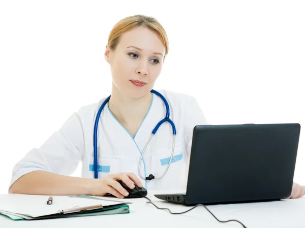 Uma mulher consultora médica com um laptop em um fundo branco . — Fotografia de Stock