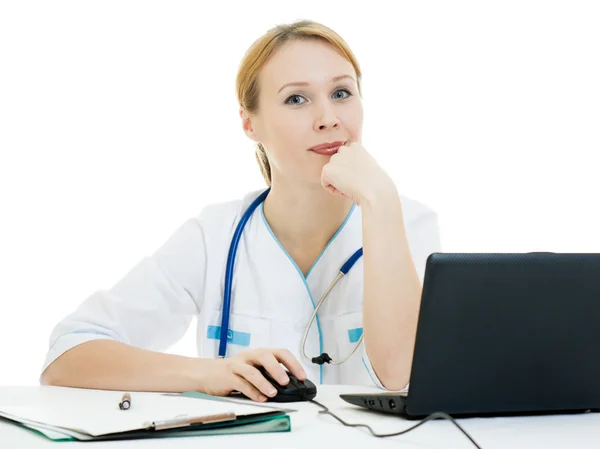 白い背景の上のノート パソコンと女性医師のコンサルタント. — ストック写真