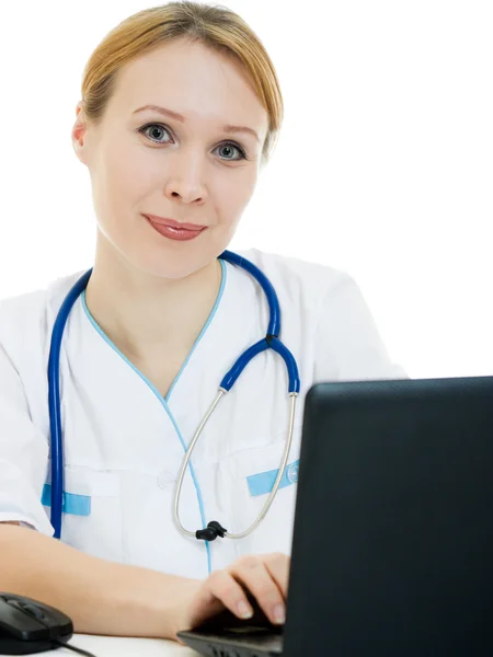 用一台笔记本电脑在白色背景上的女医生顾问. — 图库照片