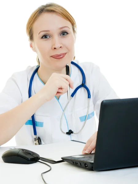 Eine Ärztin mit einem Laptop auf weißem Hintergrund. — Stockfoto