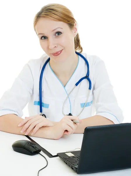Μια γυναίκα γιατρό σύμβουλος με ένα φορητό υπολογιστή σε λευκό φόντο. — Φωτογραφία Αρχείου
