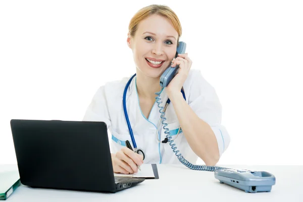 En kvinna läkare konsult med en laptop på en vit bakgrund. — Stockfoto