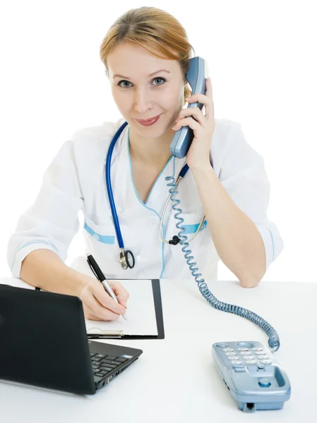 用一台笔记本电脑在白色背景上的女医生顾问. — 图库照片
