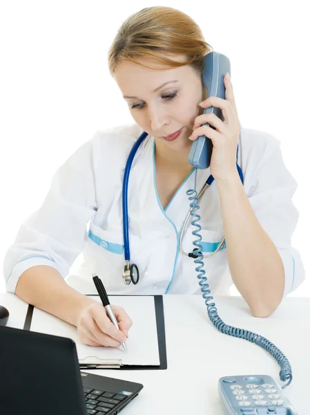 Uma mulher consultora médica com um laptop em um fundo branco . — Fotografia de Stock