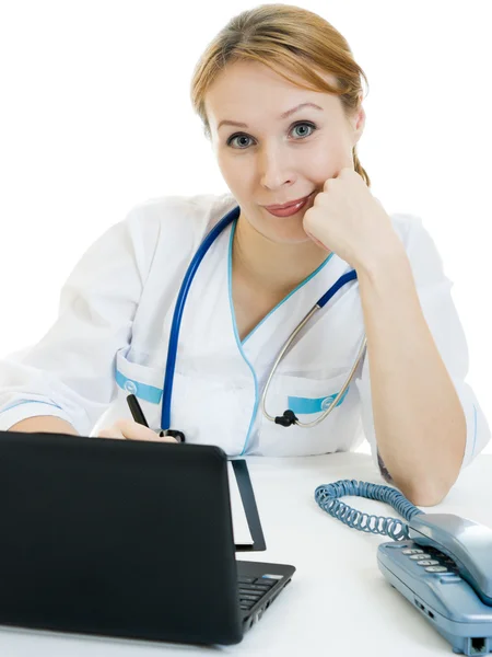 Жінка-лікар з ноутбуком на білому тлі . — стокове фото